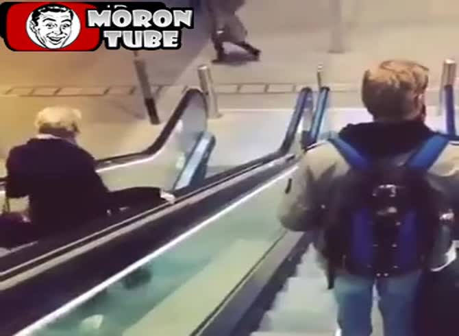 Video :An elderly woman collapses after using the escalator incorrectly